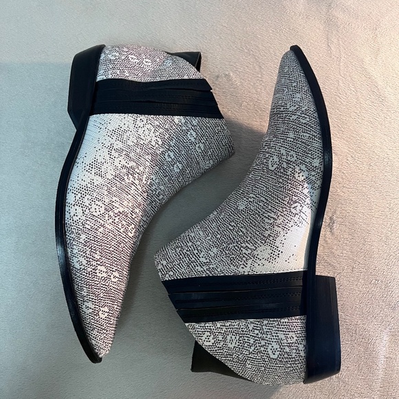 L.A.M.B. Women's Mayor Lizard Print White Pointy Toe Ankle Booties Shoes Sz 10 - Picture 11 of 16